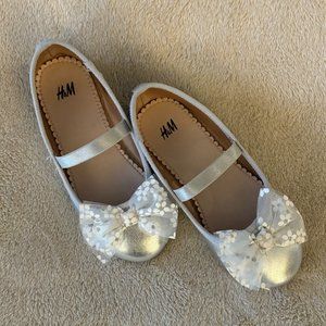 H&M Dressy Ballet Flats with Bows Sizes 9, 10, 11 Toddler in color Silver